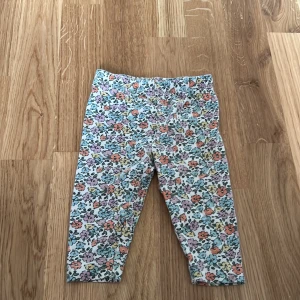Blommiga leggings från I Love Eco - Säljer ett par söta blommiga leggings från I Love Eco i storlek 62. De är tillverkade av ekologisk bomull med lite elastan för extra komfort. Perfekta för små barn som vill ha något mjukt och bekvämt.