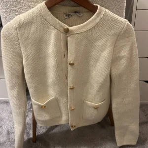 Beige stickad kofta från Zara - Säljer en superfin beige stickad  från Zara. Stol2kr S