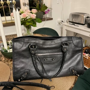 Svart skinnväska med dragkedja - Snygg svart skinnväska i mycket bra skick. Den har en praktisk dragkedja och stiliga detaljer som ger en cool look. Perfekt för både vardag och fest! 🖤väskan är i konstläder 