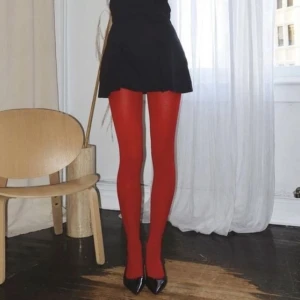 Röda strumpbyxor - Snygga röda strumpbyxor som ger en färgklick till din outfit. Perfekta för att liva upp en enkel look med sin djärva färg.