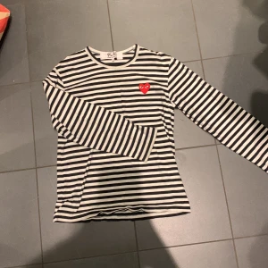 CDG långärmad tröja - En snygg långärmad tröja från märket Comme des GARÇONS. Kontakta om du är intresserad 