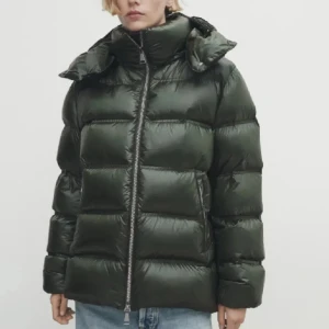 Grön pufferjacka - Snygg och varm grön pufferjacka med dragkedja. Perfekt för kyliga dagar med sin vadderade design och höga krage. Säljer pågrund av att jag råkade beställa två. Helt ny med prislapp kvar. 