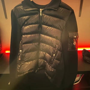 Moncler Cardigan - Moncler Cardigan strl 3/M. Säljes då den tyvärr aldrig används av mig. Också av äldre modell. 1500 eller bud.