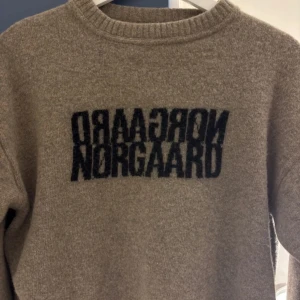  Mads Nørgaard - stickad tröja från Mads Nørgaard jätte fint skick! Säljer då den är för liten på mig💕💕