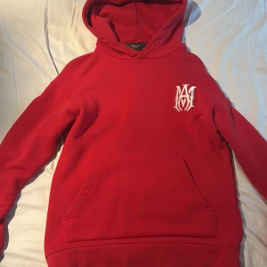 Röd hoodie från Amiri - Säljer en snygg röd hoodie från Amiri i storlek M/L riktigt bra skick och knappt använd. Bra kvalité och väldigt varm 