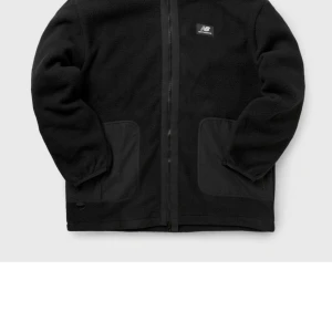 Svart fleecejacka från New Balance - Säljer en svart fleecejacka från New Balance i mycket bra skick. Den har en dragkedja framtill och två stora fickor. New Balance-loggan på bröstet.