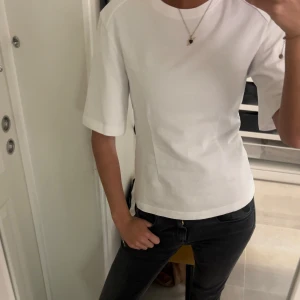 Vit t-shirt från H&M - Säljer en klassisk vit t-shirt från H&M. Använt två gånger och är i nytt skick❤️