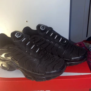 Svarta sneakers nine tn - Snygga svarta sneakers med Tn-detaljer och en robust sula. Skorna har en sportig design med snörning och är perfekta för en casual look.