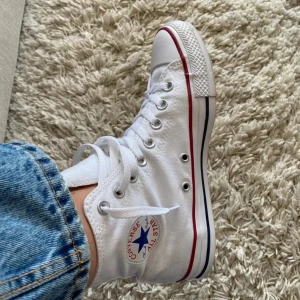 Vita Converse sneakers - Säljer ett par klassiska vita Converse sneakers i bra skick. 