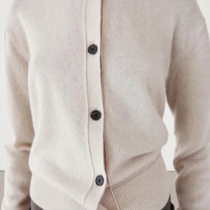 Beige kofta med knappar - Säljer en superfin beige kofta med  knappar. Den är perfekt för både höst och vår, och har en normal passform. 