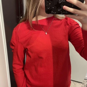 Säljer en snygg röd långärmad tröja i bra skick. Perfekt för höst och vinter med sin varma färg. Tröjan har en enkel design utan mönster, vilket gör den lätt att matcha med andra plagg. Passar både till vardags och festliga tillfällen. 🥰 - Säljer en snygg röd långärmad tröja i ny skick. Perfekt för höst och vinter med sin varma färg. Tröjan har en enkel design utan mönster, vilket gör den lätt att matcha med andra plagg. Passar både till vardags och festliga tillfällen. 🥰