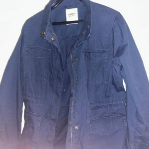 Mörkblå jacka från Dobber - Säljer en snygg mörkblå jacka från Dobber. Den har bra passform och de e bara att skriva för mer information.