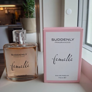 Femelle Eau de Parfum Suddenly Fragrances - Femelle Eau de Parfum från Suddenly Fragrances. Doften påminner om La Vie Est Belle. Oanvänd.