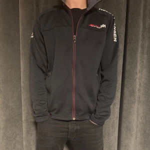 Helly Hansen Zip - Hej! Säljer nu en Helly Hansen Zip Skick:9/10 ingen defekt eller tecken på användning. Modellen är 187 och storleken är L. Tveka ej att höra av dig vid fler funderingar. Priset ej hugget i sten.
