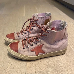 Golden goose skor  - Superfina golden goose skor! Lite använda men fortfarande i fint skick 😊 storlek 36 men passar mig som brukar ha storlek 37!