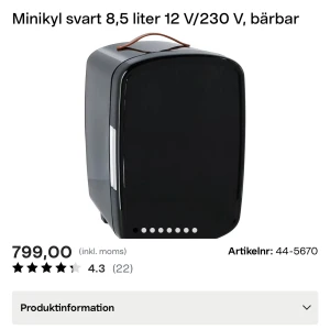 Minikyl svart 8,5 liter bärbar - Snygg och praktisk svart minikyl med en kapacitet på 8,5 liter. Kan drivas med både 12 V och 230 V, vilket gör den idealisk för både hemmet och bilen. 🫶🏼Aldrig använd, men fått någon liten repa längst upp när jag la den i förrådet. 