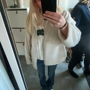 Vit stickad tröja med volang - Stickad tröja med detaljer 