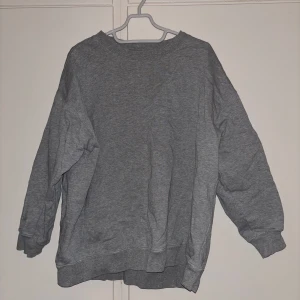 Grå sweatshirt från H&M - En grå sweatshirt från H&M i storlek M som inte kommer till användning längre. Den är använd många gånger men är fortfarande i bra skick!🩶
