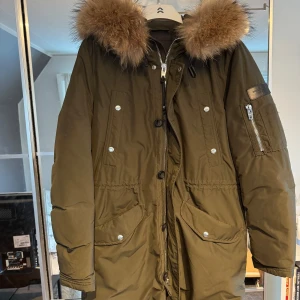 Olivgrön vinterjacka från Rockandblue - Säljer en olivgrön vinterjacka från Rockandblue i storlek S. Sparsamt använd. Nypris 3200kr. Kvitto finns.