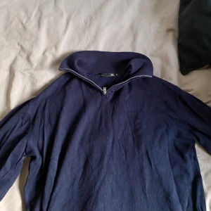 Marinblå halv zip - Tja, jag säljer en marinblå halv zip. Den är i bra skick med ett skönt material. Om ni har frågor så skicka. Kan sänka pris vid snabb köp.