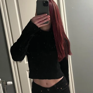 Svart croppad polotröja från Sisters Point - Säljer en snygg svart croppad polotröja från Sisters Point. Tröjan är skönt och mjukt material och inga tecken på användning. Storlek L men passar perfekt på mig som använder XS/S