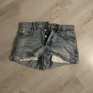 Jeansshorts från Zara  - Säljer ett par jeans shorts från Zara 😊