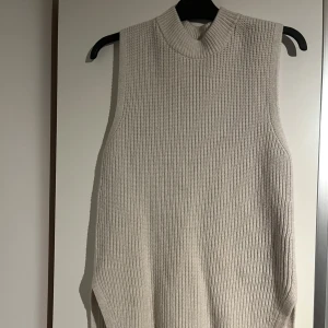 Beige stickad väst från H&M - Säljer en beige stickad väst från H&M.  Endast använd några gånger. Storlek xs men lite oversize