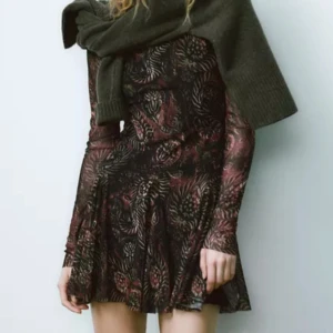 Mönstrad klänning från Zara - Snygg mönstrad klänning från Zara. Nypris 329, säljer för 200kr använd vid ett tillfälle. Bra skick och inga defekter.