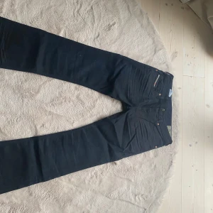Svarta bootcut jeans från diesel! - Snygga svarta vintage bootcut från diesel, i nyskick sitter perfekt på benen eftersom de formar sig! Priset kan diskuteras🥰.