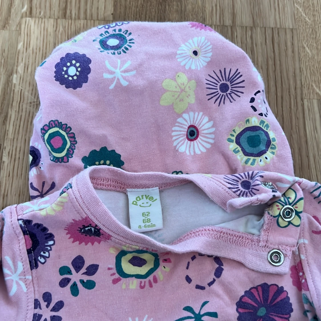 Rosa blommig body från Parvel - 90