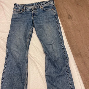 Blå jeans från Weekday - Säljer ett par klassiska blå jeans från weekday i bra skick. De är lågmidjade, och skulle säga att dem är utsvängda.Perfekta för både höst och vår!