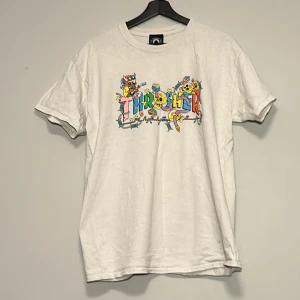 Vit Thrasher t-shirt med färgglatt tryck - Vit Thrasher T-shirt med färgglad design på loggan.