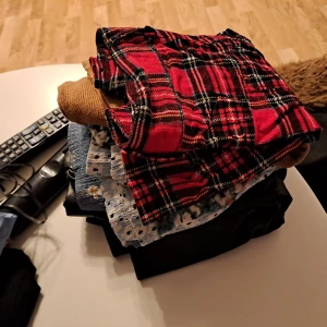 Rutig kjol i rött och svart - Säljer superfina kjolar i rött och svart, blått och vitt, Perfekt för höst och vinter med sitt klassiska mönster. Kjolarna har en bekväm passform och är gjord i ett mjukt material. Passar perfekt till både vardag och fest!