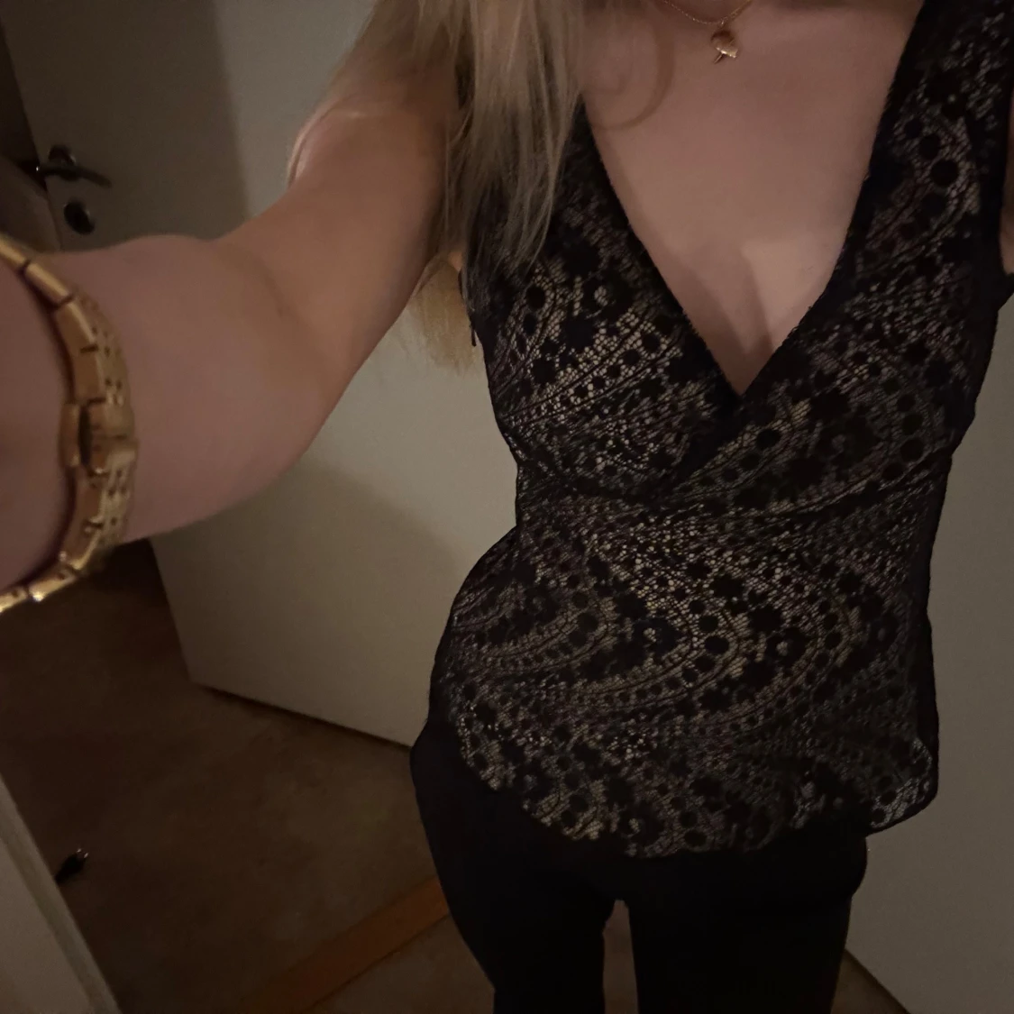 Svart spetslinne med mönster