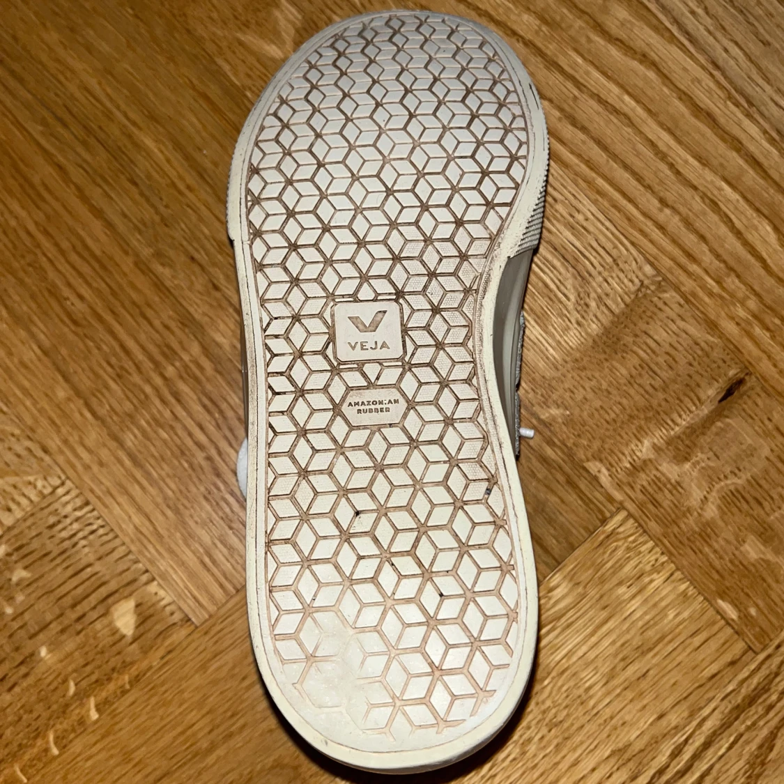 Vita sneakers med ljusgröna detaljer från Veja - 92