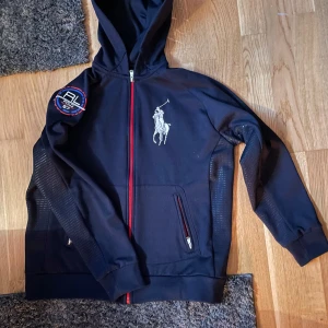 Polo luvtröja  - Hej jag säljer denna polo tröja pga att den inte kommer till användning hör av er vid frågor. Det står Storlek L men sitter absolut inte som L, kanske small eller medium.