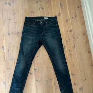 Tiger of Sweden jeans - Säljer ett par mörkblå jeansbyxor i bra skick. De är storlek 33 30 men sitter som 31 31.