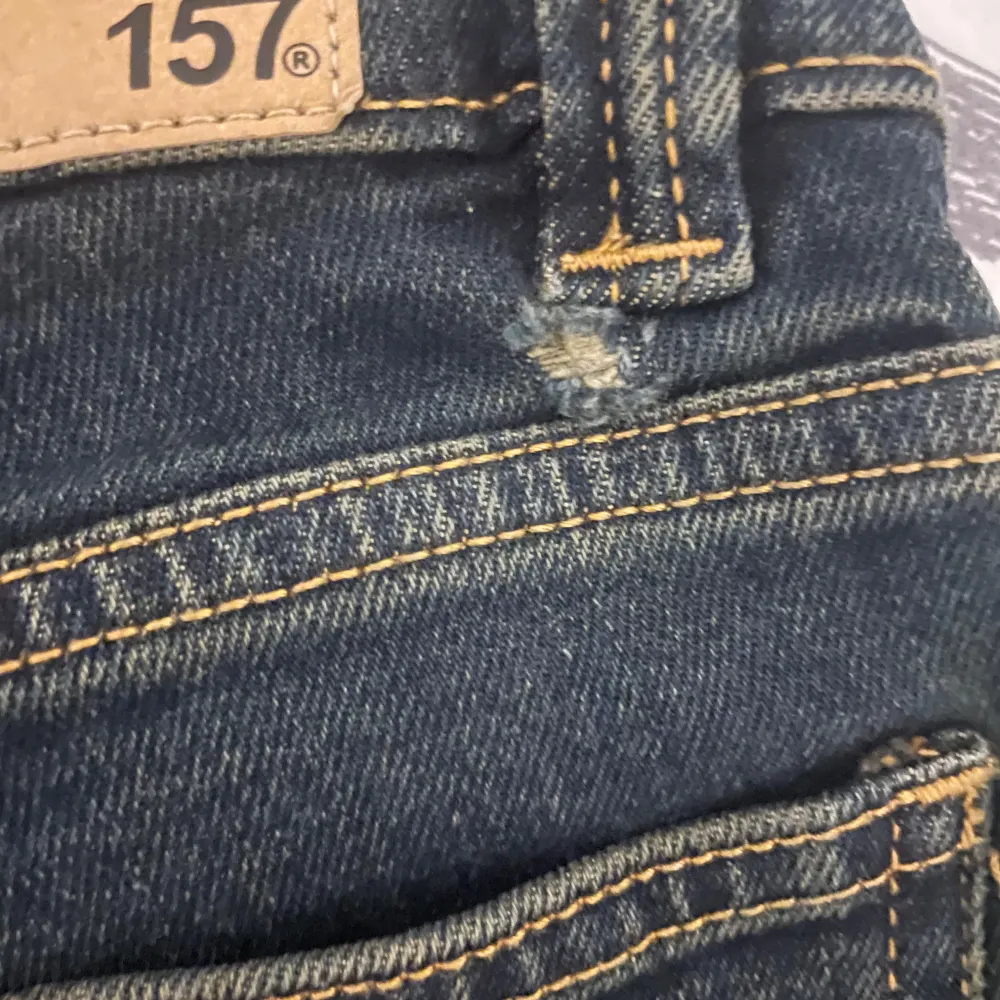 Säljer ett par mörkblå jeans från 157 i storlek XS. De har en klassisk femficksdesign och är i full längd. Perfekta för vardagsbruk med en snygg och tidlös stil. Passar bra till både sneakers och kängor!. Jeans & Byxor.