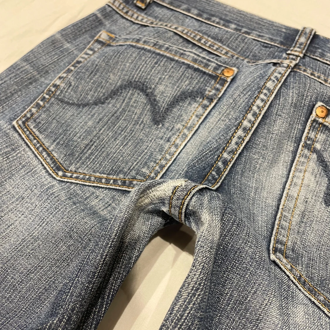Lågmidjade bootcut jeans med hål🤩 - 93