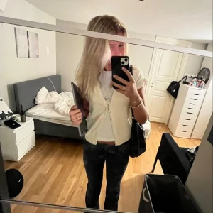 Svarta bootcut jeans - Säljer mina jeans från gina då de tyvärr har blivit för små ❤️ skriv om ni har frågor ☺️