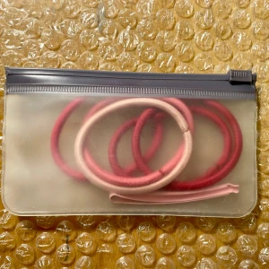 *NY* Hårsnoddar & Hårklämmor  - Nya oanvända, Fem hårsnoddar utan clip(3 mörkcerise, 1 cerise, 1 ljusrosa) och två ljusrosa hårklämmor.