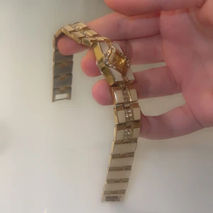 Klocka med glittriga detaljer - Dm om du är intresserad🌸