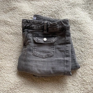 Grå bootcut jeans 🩶 - Säljer ett par snygga grå bootcut jeand. De är använda fast i bra skick. det är bara att fråga om ni har undringar eller vill ha fler bilder🩶
