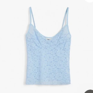 Ljusblå spetslinne - Säljer detta superfina ljusblåa spetslinne från Kappahl. Säljs då den aldrig används, endast använd ett fåtal gånger🩷🩷