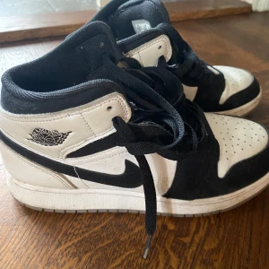 Jordans 🤍🖤 - Säljer ett par Nike Air Jordans i svart och vit. De är använda en del så därför lite slitna. Det är bara att fråga för fler bilder.( Priset kan ev sänkas) 🥰