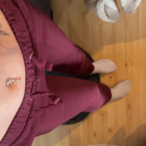 mjukisbyxor - Säljer ett par vinröda mjukisbyxor från lager 157, super sköna och mysiga, för korta på mig 💕