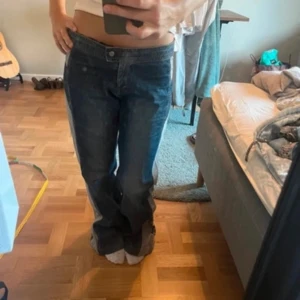 Blå jeans med grå detaljer - Snygga blå jeans med unika grå paneler längs sidorna och bak. Byxorna har en låg midja och en bootcut-stil som ger en retro känsla. Perfekta för dig som vill sticka ut med en cool och annorlunda look.💗💗