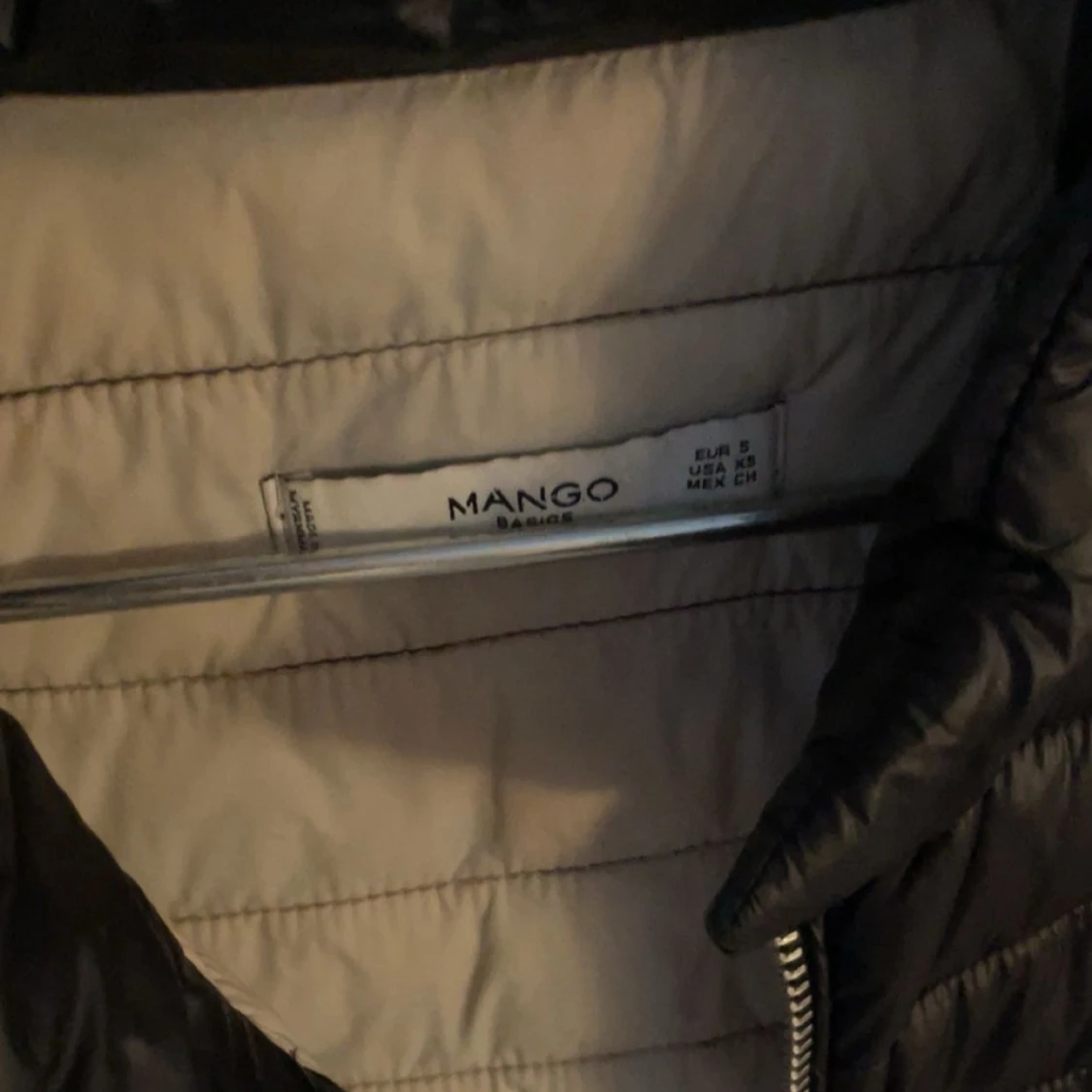 Svart pufferjacka från Mango - 90