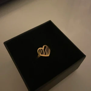 Guldig hjärtring - Jätte fin guld ring gjord av rostfritt stål 💘 säljer pga av att jag bytt till silver 🥰 den är även justerbar så passar alla.