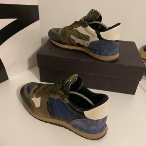 Valentino Rockrunners  - Otroligt snygga valentino Rockrunners i väldigt bra skick. Stolek 42.5. Box kommer med. Sällsynt färg! Priset kan diskuteras vid snabb affär. Skriv vid frågor eller funderingar!!🤩🤩